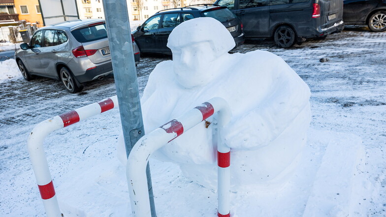 Heute schon geschwommen? Diese Eisbaderin in Freital genießt vorerst die frostige Zeit.
