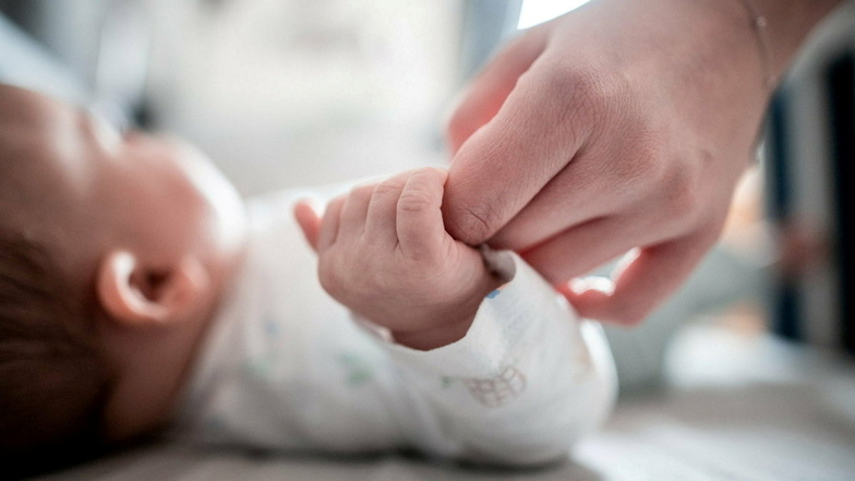Baby an der Hand seiner Mutter: Die Geburtenrate in Pirna ist seit Jahren stabil, reicht aber nicht an jene der Sterbefälle heran.