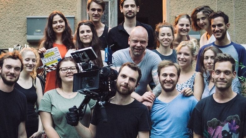 Sie sind die Filmemacher von morgen: das Drehteam mit Regisseur Oliver Adam Kusio (hinten Mitte) und Kameramann Marco Müller sowie den beiden Hauptdarstellern.
