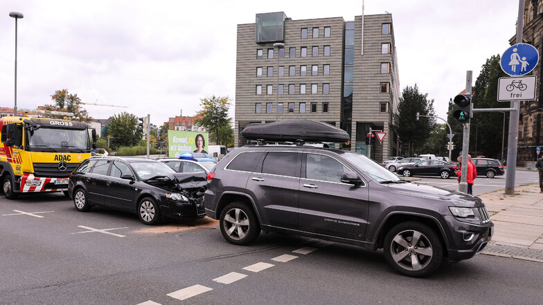 Nachdem ein Fahrradfahrer über Rot gefahren war, kam es an einer Kreuzung am Carolaplatz zu einem Auffahrunfall.