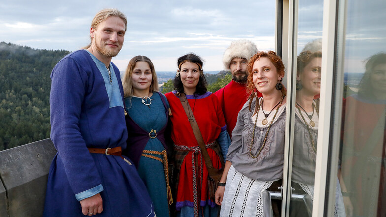 Auch diese Gruppe von Freunden aus Sachsen und der Ukraine ist in mittelalterliche Kleidung geschlüpft für den Besuch beim Burgfest. 