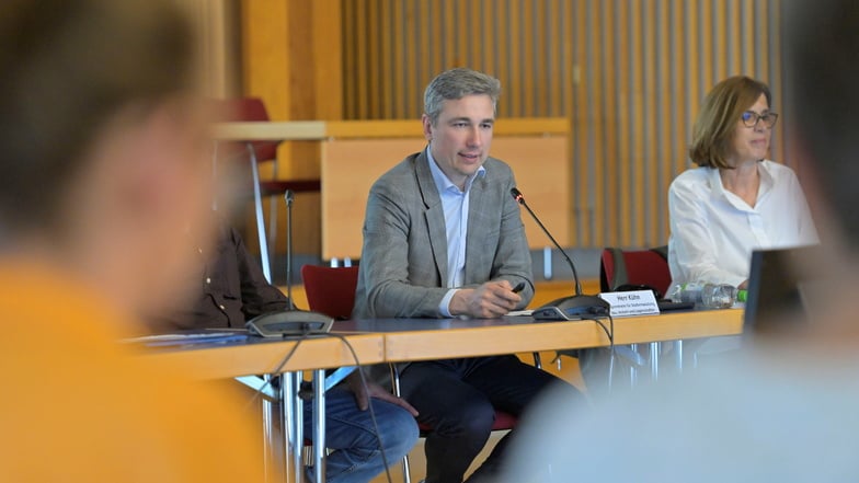 Baubürgermeister Stephan Kühn (Grüne), hier in einer Dresdner Stadtratssitzung im Mai dieses Jahres, hat sich eine Beleidigung auf Facebook nicht gefallen lassen. Nun wurde der Verfasser des Hass-Kommentars verurteilt.