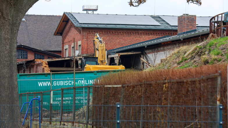 Die Stadtwerke lassen gerade einen Anbau auf dem Gelände des ehemaligen Gaswerks an der Äußeren Weberstraße 43/45 in Zittau abreißen.