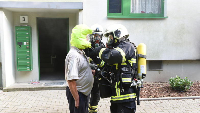 Einige Bewohner wurden durch die Feuerwehrleute mit Brandfluchthauben durch den verqualmten Hausflur gerettet.