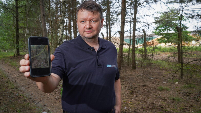 Jörg Zieschang ist oft auf den Waldwegen rund um den Drobener Veolia-Betriebshof unterwegs. Dabei dokumentiert er regelmäßig mit dem Handy die Verschmutzungen in der Natur. Er fordert ein Eingreifen.