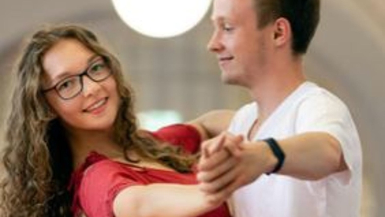 Jessica Lebelt und Erik Mohaupt werden beim Open Air am kommenden Donnerstag Tango tanzen. Beide sind Schüler der Jahrgangsstufe 11 am Goethe-Gymnasium, und beide gehören dem Bischofswerdaer Tanzsportclub Blau-Gold an. Auch der ist am Donnerstag im Gymnas