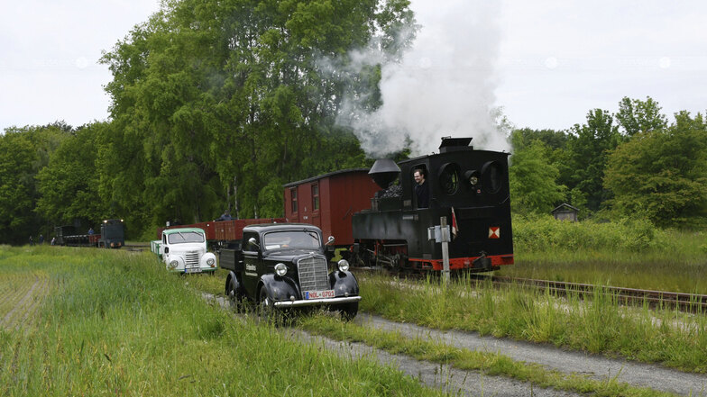 Während des Stopps an der Baierweiche bei Krauschwitz begegnete der Zug mit der Diesellok diesen Oldtimern, die sich bestens gepflegt präsentierten.