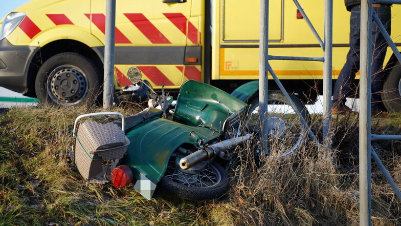 Ein Mopedfahrer wurde im Januar dieses Jahres an einer Kreuzung nahe Gnaschwitz von einer Autofahrerin erfasst. Diese stand nun wegen fahrlässiger Körperverletzung vor Gericht.