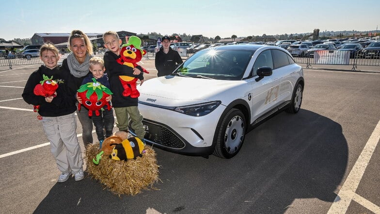 Mandy Uhl hat die E-Rallye mit ihrer Familie getestet. Dennis Hoffmann (hinten) von der Firma Sternauto begleitete die Fahrt.