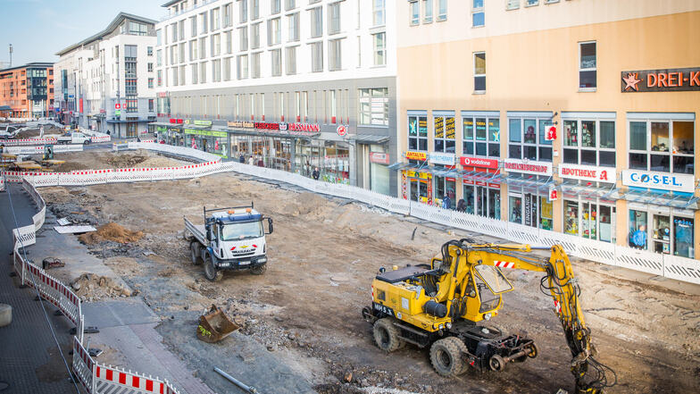 Seit drei Wochen fahren nur noch Baustellenfahrzeuge über die untere Kesselsdorfer Straße, wo die neue Zentralhaltestelle entstehen soll.