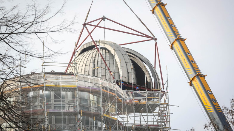 Mithilfe eines 200-Tonnen-Kranes wurde die Kuppel der Sternwarte auf dem Beyer-Bau am Montag abgehoben.