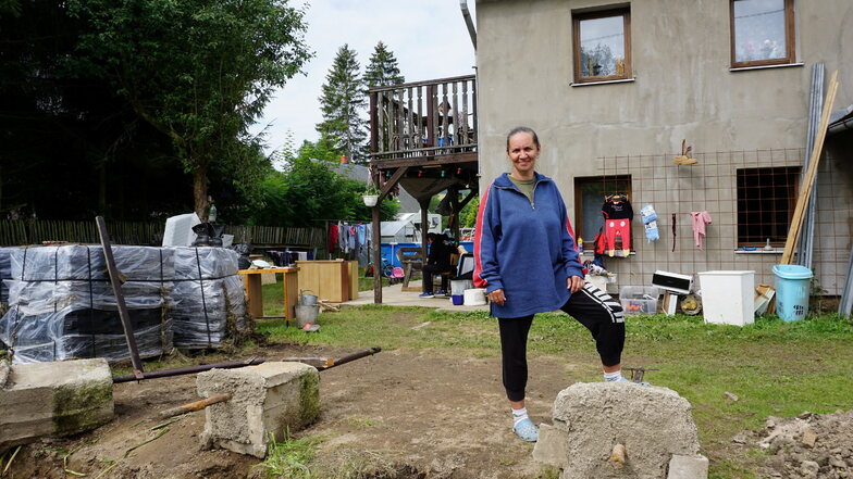 Jitka Štepánková aus Horní Poustevna und ihre Familie hat es schlimm erwischt. Die meisten Möbel wurden fortgespült, der Rest steht im Garten.
