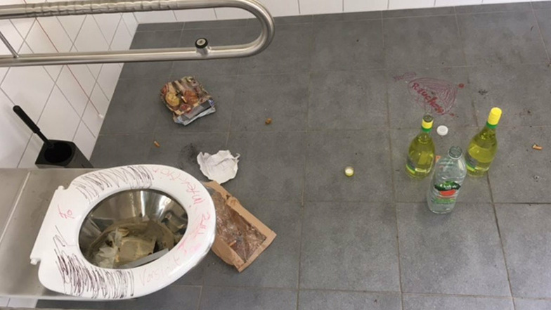 Im WC-Häuschen am Busplatz Macherstraße in Kamenz beschmierten unbekannte Täter Wände und Toilette und hinterließen Unrat.