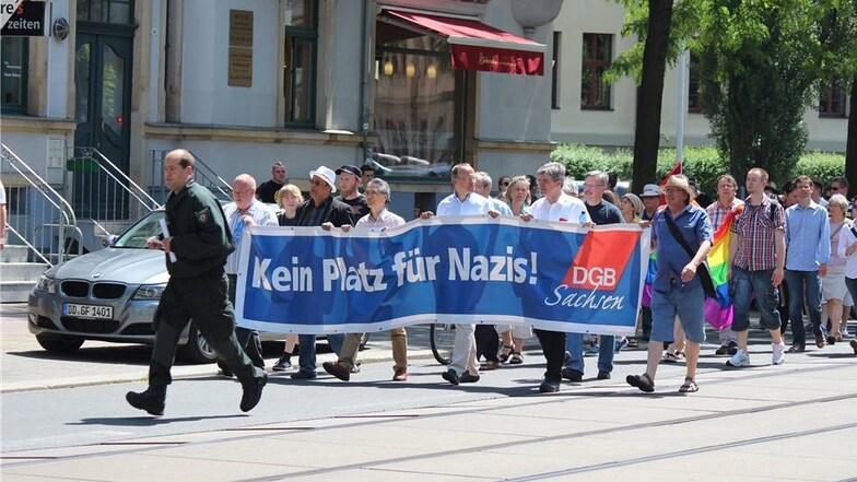 Auch der frühere Sprecher der Staatsanwaltschaft Dresden, Christian Avenarius (2.v.r. am Banner), ging zusammen mit Gegendemonstrandten vomSchlesischen in Richtung Trachenberger Platz.