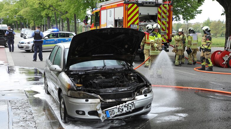 Der Opel fing während der Fahrt am Käthe-Kollwitz-Ufer Feuer.