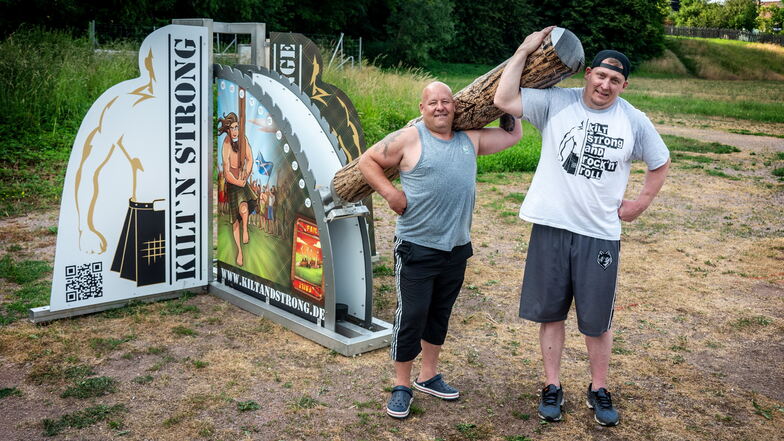 Dirk Menzel (links) und der ehemalige Caber-Toss-Weltmeister Stefan Kolitsch sind gespannt, ob das Spaß-Sportgerät bei den Besuchern der Altenhofer Highland-Games genauso gut ankommt wie bei den Sportlern des SV Altenhof.