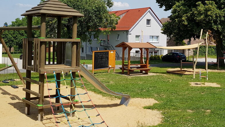 Cölln putzt sich heraus. Seit vergangenen Jahr gibt es den neuen Spielplatz im Dorfzentrum, nun ist Geld für die Sanierung des Dorfgemeinschaftshauses eingetroffen.