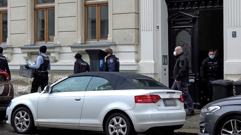 Die Beamten haben bei der Durchsuchung einer Wohnung in der Leipziger Innenstadt mehrere Kommunikationsmittel und Datenträger beschlagnahmt.