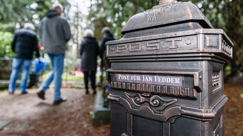 Am Grab von Jan Fedder auf dem Ohlsdorfer Friedhof in Hamburg können Trauernde Abschiedsworte hinterlassen.