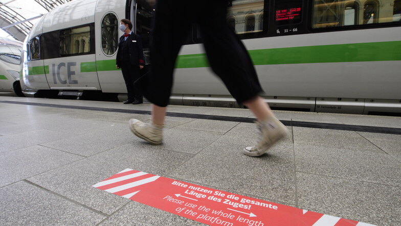 Nicht massiv auf ganzer Linie, aber punktuell und zweisprachig, werden Reisende gebeten, die gesamte Länge des Zuges zu nutzen.