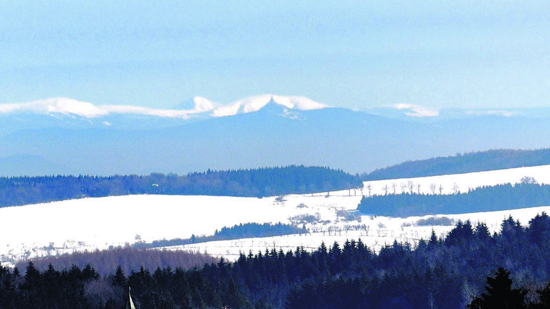 Einer der seltenen, dafür umso schöneren Momente auf dem Dach des Osterzgebirges: Herrliche Fernsicht gab es im Februar, die einen Blick von Zinnwald zum Riesengebirge ermöglichte.