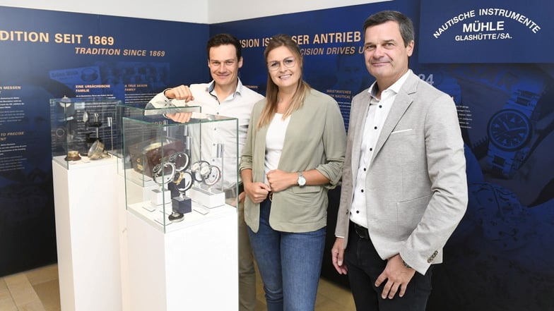 Diese drei leiten den Uhrenhersteller Mühle: Thilo Mühle (re.) mit seinen Kindern Fanny und Dustin. Im Uhrenmuseum ist eine kleine Ausstellung zur Firmengeschichte zu sehen.