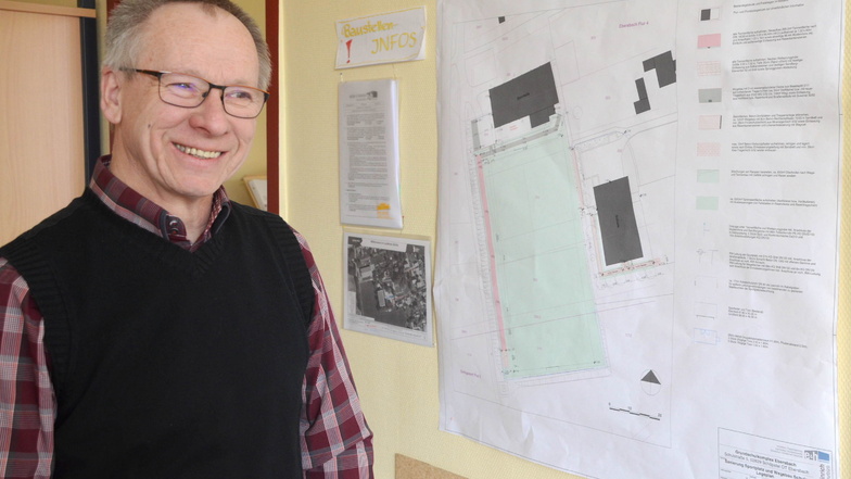 Auf den Bauplan kann Schulleiter Steffen Kleint immer mal einen Blick werfen: Der Plan hängt im Sekretariat der Schule.