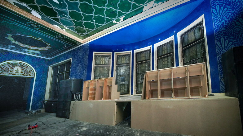 Im Blauen Salon werden die historischen Bleiglasfenster aufgearbeitet und Decke und Fußboden erneuert.