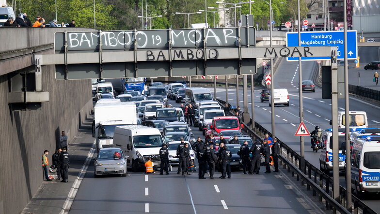 Klimademonstranten blockieren mehrere Straßen in Berlin