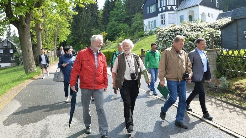 Zehn Jurymitglieder, weitere Interessierte und Vertreter der Stadt Altenberg sowie des Ortsteils waren am Dienstag beim Dorfrundgang in Oberbärenburg dabei.