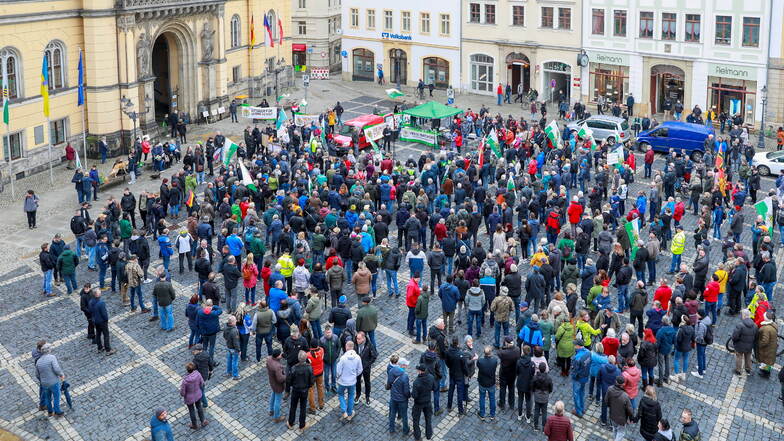 Etwa 350 Teilnehmer der von den "Freien Sachsen" angemeldeten Demo kritisierten am Donnerstagnachmittag vor dem Zittauer Rathaus die Einrichtung einer Gemeinschaftsunterkunft für Flüchtlinge in Hirschfelde.