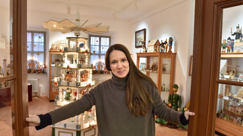 Hereinspaziert: Jitka Steßl, die stellvertretende Museumsleisterin, öffnet die Tür zur neu gestalteten Weihnachtsausstellung im Lohgerbermuseum.