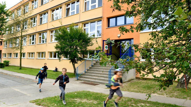 Die schöne Fassade täuscht: An der Olbersdorfer Grundschule gibt es viel zu sanieren. Und nicht nur hier.