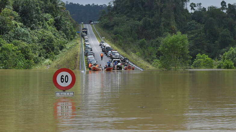 07.Eine Straße, die Bandar Al-Muktafi Billah Shah mit den Dörfern Kampung Rantau Panjang, Kampung Kuala Jengal und Kampung Chemuak verbindet ist nach starken Regenfällen überflutet.