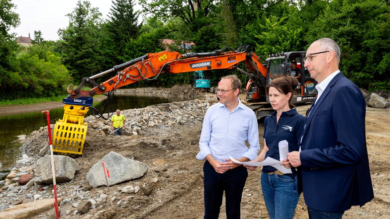 Projektleiterin Birgit Holfeld von der Landestalsperrenverwaltung erklärt Umweltminister Wolfram Günther (l.) und Bautzens Oberbürgermeister Karsten Vogt, wie das Walkmühlenwehr in der Spree abgerissen wurde.