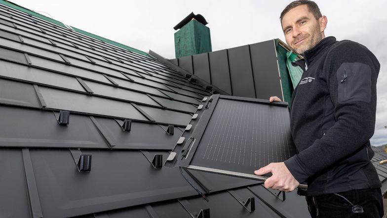 Vorzeigeobjekt im Landkreis: Dachdeckermeister Marco Löbel aus Rosenthal-Bielatal verlegt integrierte Solardachmodule auf einem Hausdach in Pirna-Copitz.