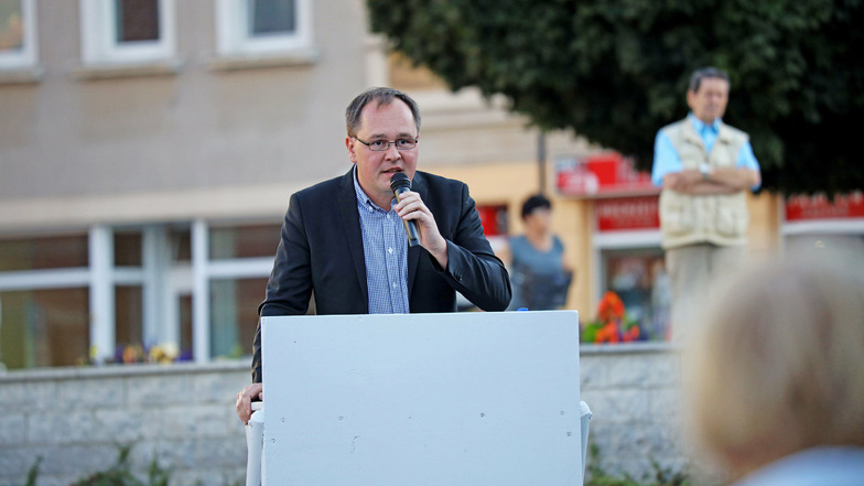 AfD-Bewerber Thomas Kirste spricht bei einem Wahlkampfauftritt in Riesa.