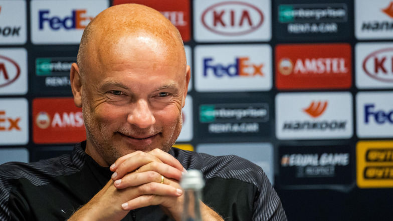 Als Malmö-Trainer schmunzelt Uwe Rösler am Mittwoch bei der Pressekonferenz vor dem Auftakt der Europa League bei Dynamo Kiew.