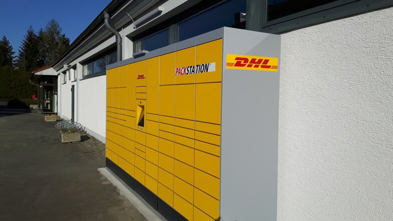 So sieht der neue Paketautomat aus, den die Deutsche Post DHL Group vor wenigen Tagen für Lauta bereitgestellt hat. Zu finden ist am Aldi im Leippe-Torno-Center, gleich in der Nachbarschaft des Sparkassen-Pavillons.