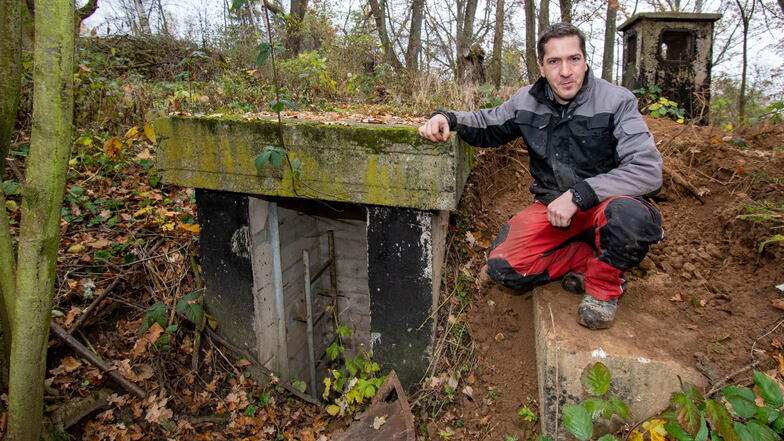 Matthias Liebscher steht am Notausgang seines Bunkers in Simselwitz. Das Gelände ist in 30 Jahren verwildert und muss erst aufgeräumt werden. Dabei kommt manche Überraschung zu Tage.