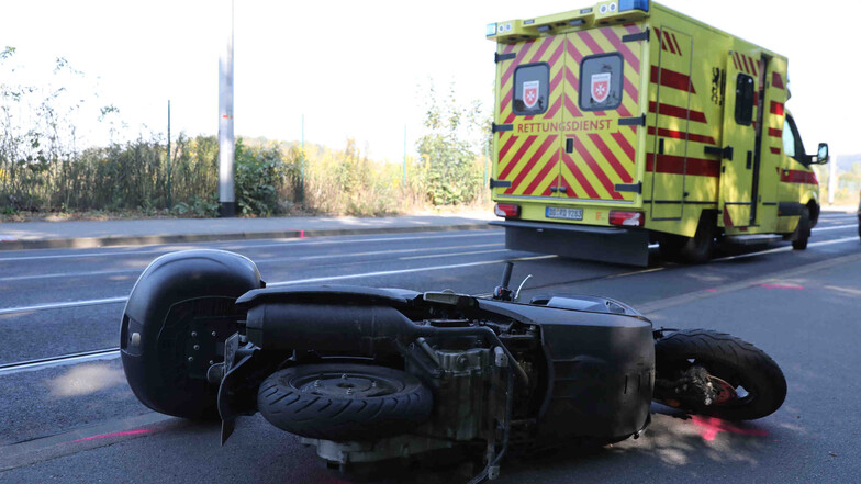 Bei einer Kollision mit einem Auto stürzte am Dienstagmittag ein Motorrollerfahrer in Dresden.