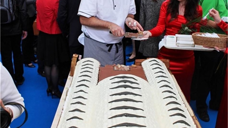 Unter anderem 12.000 Kekse gaben der Riesen-Leckerei ihre Form.