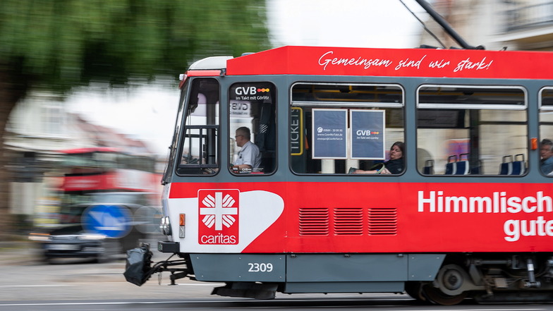 Die Görlitzer Verkehrsbetriebe - hier eine Straßenbahn auf dem Platz des 17. Juni - fahren zum Altstadtfest nachts länger. Auch Züge und Busse werden öfter und länger fahren.