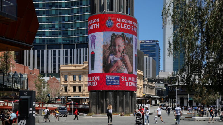 Eine Belohnung von 1 Million Dollar ist für Hinweise auf das vermisste Mädchen ausgesetzt - hier informiert eine digitale Anzeige in Perth darüber.