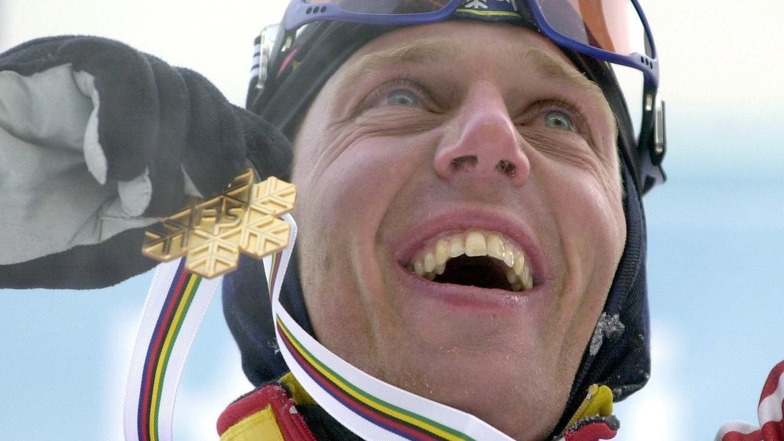 Johann Mühlegg bejubelt Gold über 50 Kilometer bei der nordischen Ski-WM 2001 in Lahti.