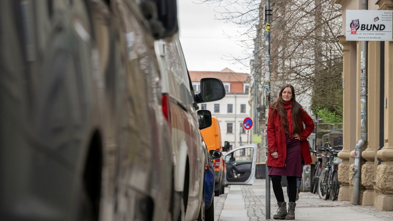 Louise Hommel-Schröter vom BUND Dresden fordert, dass Fahrerinnen und Fahrer von größeren Autos mehr fürs Parken zahlen als von kleineren.