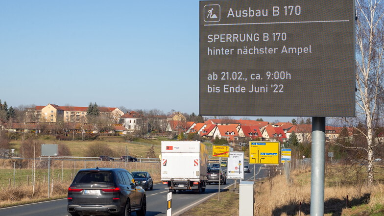 Auf der B170 in Bannewitz weist die erste digitale Tafel vorerst auf die am 21. Februar bevorstehende Vollsperrung hin.