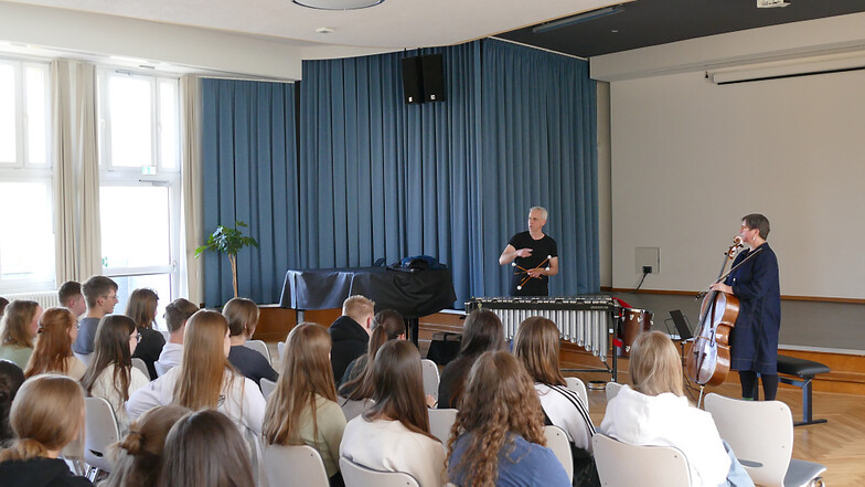 In der Aula des Lessing-Gymnasiums gaben Oli Bott und Anna Carewe zudem ein Konzert für Schülerinnen und Schüler, wobei sie ihre Instrumente erläuterten.