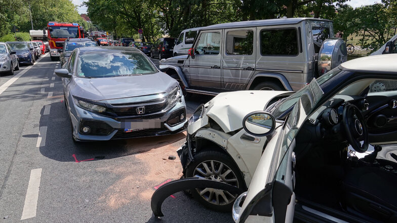 Drei Autos sind an einem Crash in Dresden-Klotzsche beteiligt, mindestens ein Mensch wird dabei verletzt.