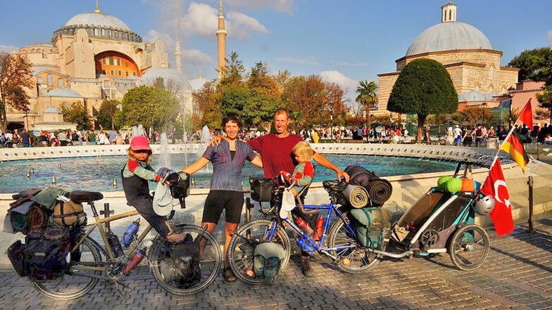 Geschafft: Nach mehr als 4.000 Kilometern ist Familie Ehret in Istanbul angekommen. Auch hier gibt es wieder ein obligatorisches Erinnerungsfoto, diesmal vor der Hagia Sophia (l.)